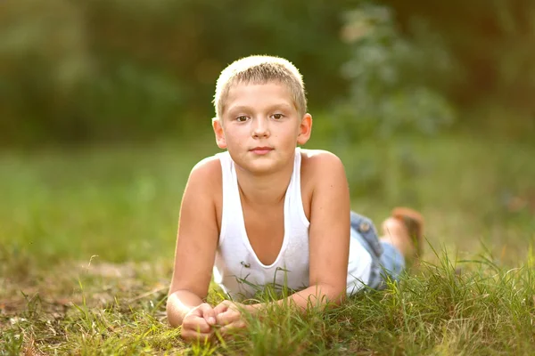 Porträt eines Jungen im Urlaub im Sommerlager — Stockfoto