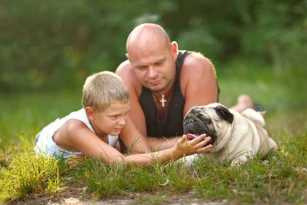 Porträtt av påven och hans son på naturen i sommar — Stockfoto