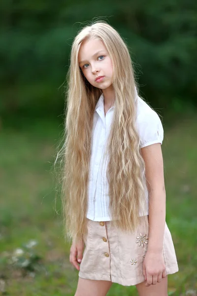 Portrait de petite fille en plein air en été — Photo