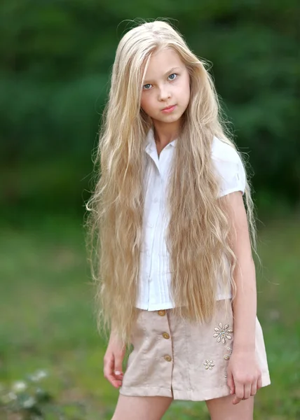 Portrait de petite fille en plein air en été — Photo