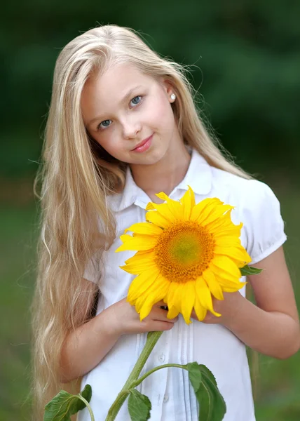 Portrait de petite fille en plein air en été — Photo