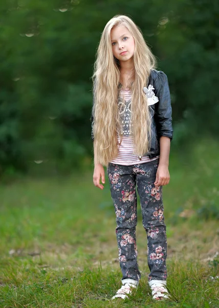 Portrait de petite fille en plein air en été — Photo