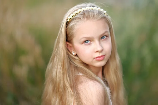 Retrato de niña al aire libre en verano — Foto de Stock