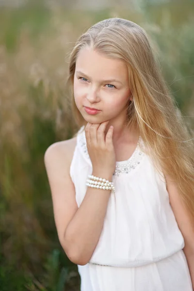 Portrait de petite fille en plein air en été — Photo