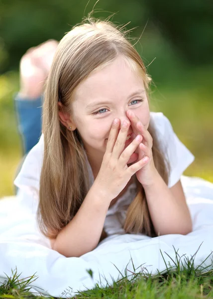 Portret van klein meisje buiten in de zomer — Stockfoto