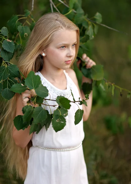 Porträtt av liten flicka utomhus på sommaren — Stockfoto