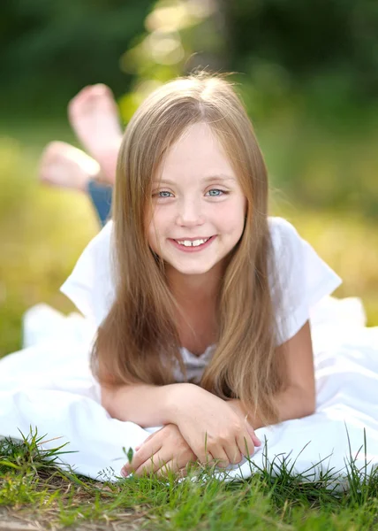 Portret van klein meisje buiten in de zomer — Stockfoto