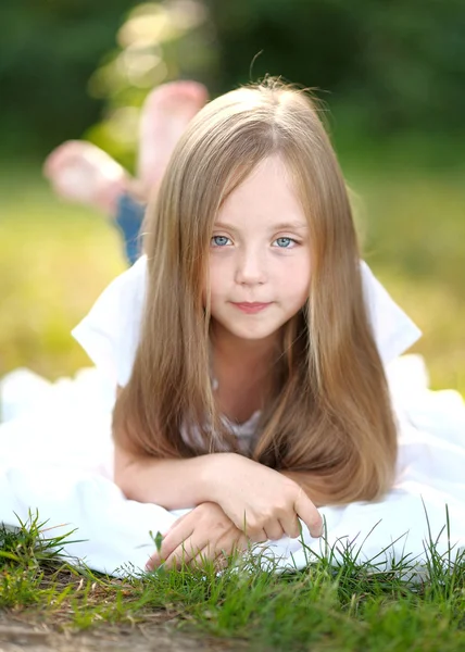 Retrato de menina ao ar livre no verão — Fotografia de Stock