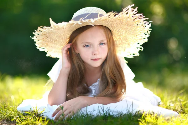 Portrait de petite fille en chapeau de paille — Photo