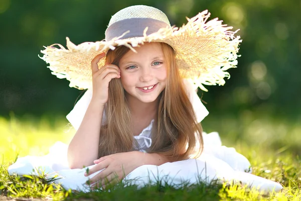 Portret van meisje in stro hoed — Stockfoto