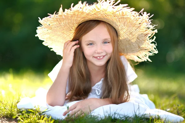 小女孩在那顶草帽的肖像 — 图库照片