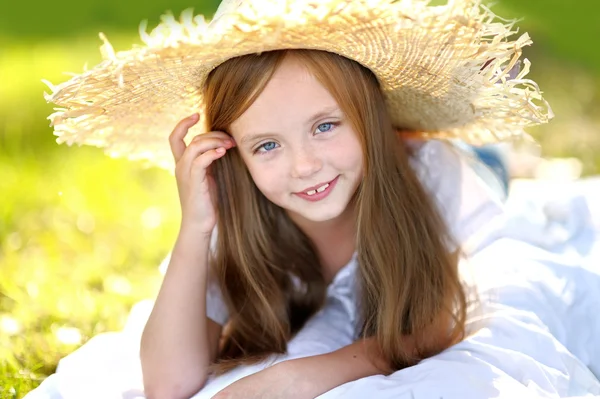 Porträt eines kleinen Mädchens mit Strohhut — Stockfoto