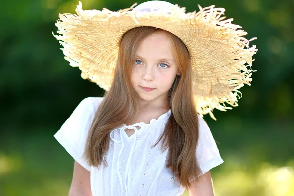 Portret van meisje in stro hoed — Stockfoto