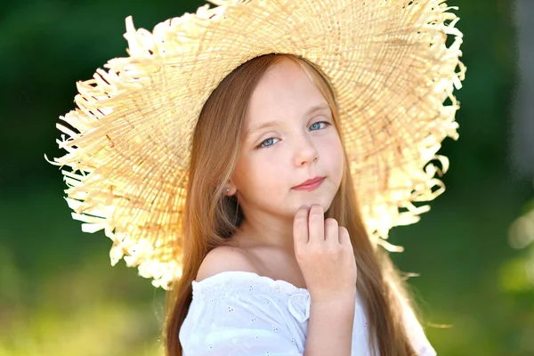 Portrait of little girl in straw hat — Stock Photo, Image