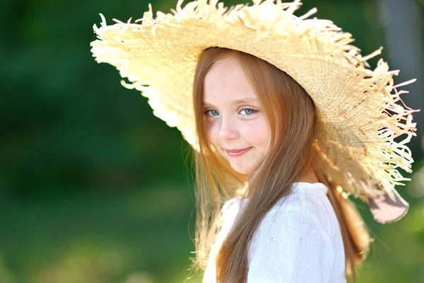 Retrato de niña en sombrero de paja —  Fotos de Stock