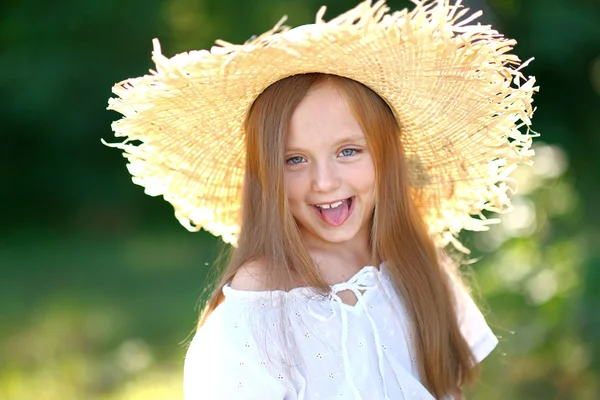 Portrait de petite fille en chapeau de paille — Photo