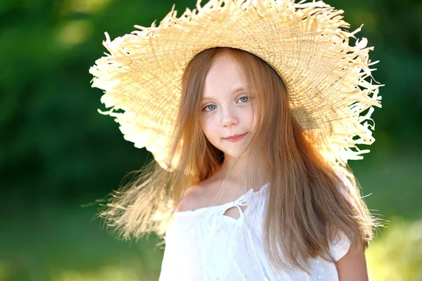 Portrait de petite fille en chapeau de paille — Photo