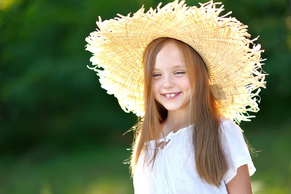Portrait of little girl in straw hat — Stock Photo, Image