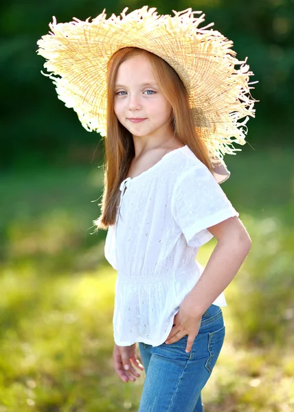小女孩在那顶草帽的肖像 — 图库照片