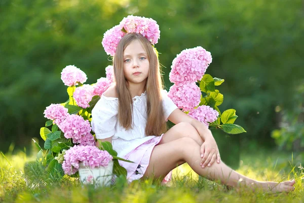 Portret van meisje met bloemen hortensia — Stockfoto
