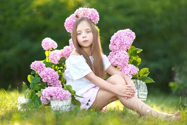 Retrato de niña con flores hortensias — Foto de Stock