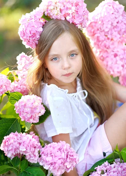 Porträt eines kleinen Mädchens mit Blumen Hortensie — Stockfoto