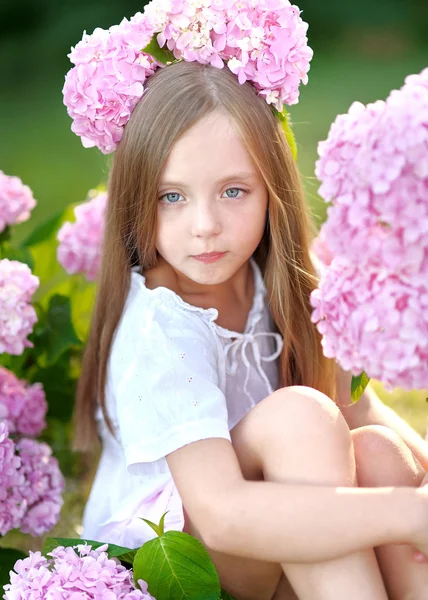 Porträt eines kleinen Mädchens mit Blumen Hortensie — Stockfoto