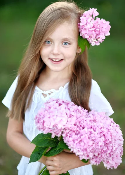 Portret van meisje met bloemen hortensia — Stockfoto