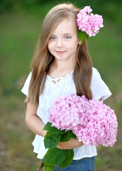 Retrato de niña con flores hortensias — Foto de Stock