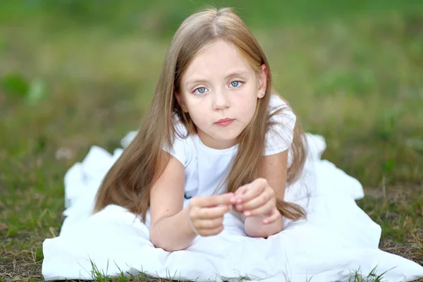 Portrait de petite fille en plein air en été — Photo