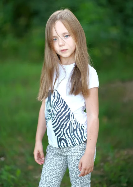 Retrato de niña al aire libre en verano —  Fotos de Stock