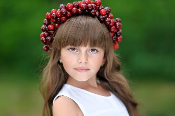 Portret van meisje met een krans van kers — Stockfoto