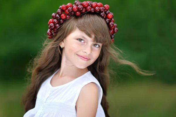 Портрет маленькой девочки с венком из вишни — стоковое фото