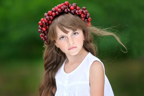 Portrait de petite fille avec une couronne de cerise — Photo