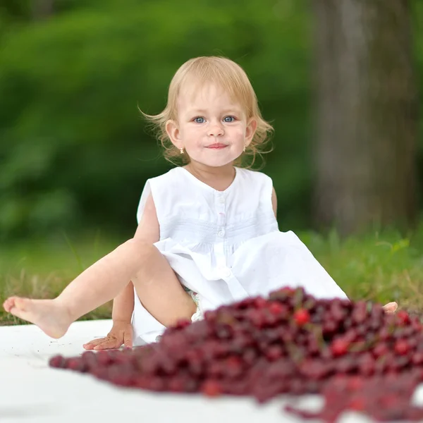 Portrait of little girl outdoors in summer — Stock Photo, Image