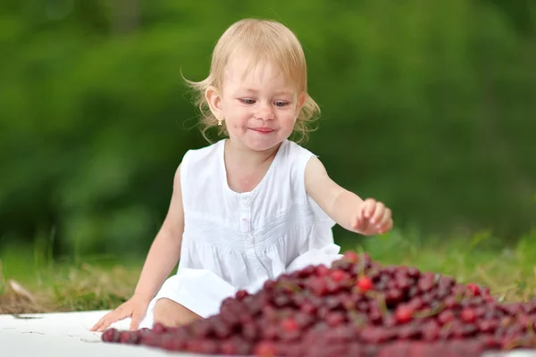 Portrait of little girl outdoors in summer — Stock Photo, Image