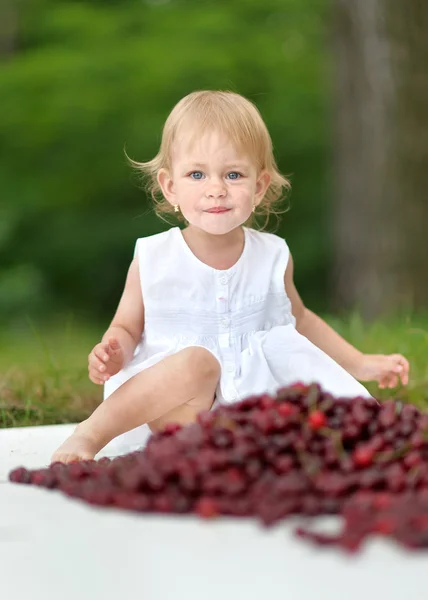 Portret van klein meisje buiten in de zomer — Stockfoto