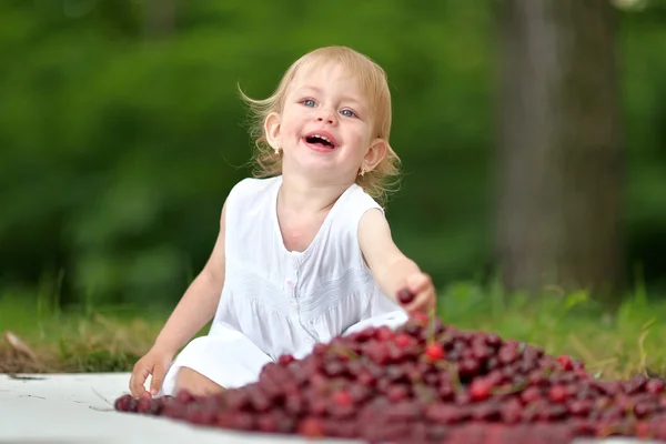 Portrait de petite fille en plein air en été — Photo