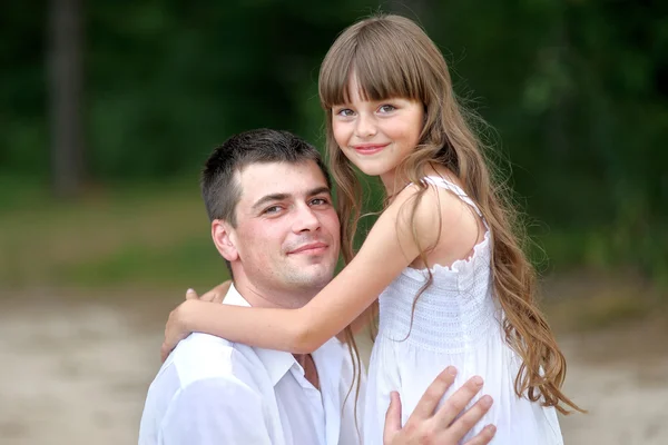 Retrato de uma família feliz na natureza de verão — Fotografia de Stock