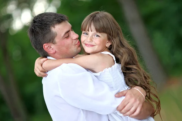 Porträt einer glücklichen Familie in sommerlicher Natur — Stockfoto