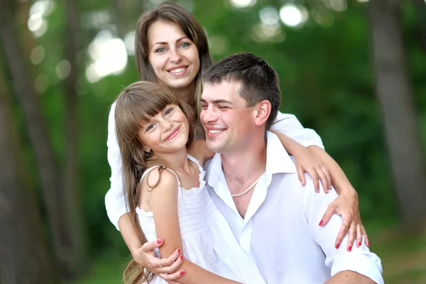 ग्रीष्मकालीन प्रकृति में एक खुश परिवार का चित्र — स्टॉक फ़ोटो, इमेज