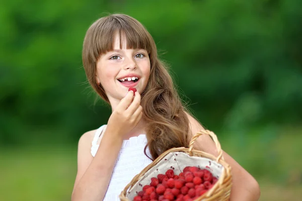 Portrait of a beautiful little girl with raspberries — Stock Photo, Image