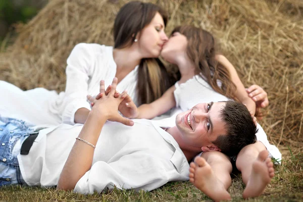 Portret van een gelukkige familie in de zomer natuur — Stockfoto