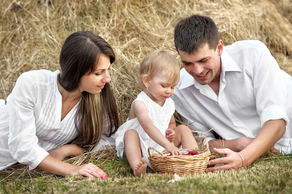Retrato de uma família feliz na natureza de verão — Fotografia de Stock