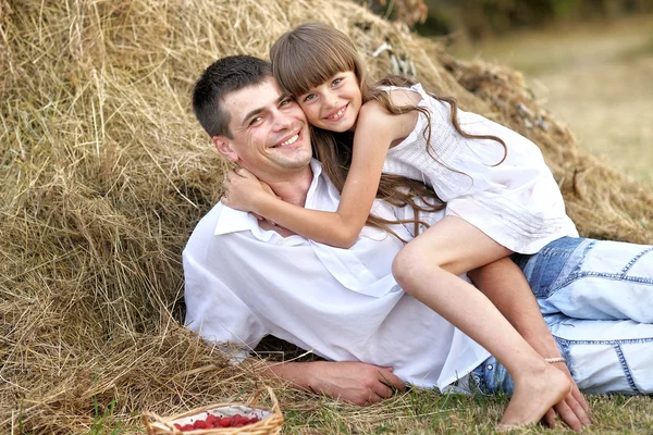 Portret van een gelukkige familie in de zomer natuur — Stockfoto