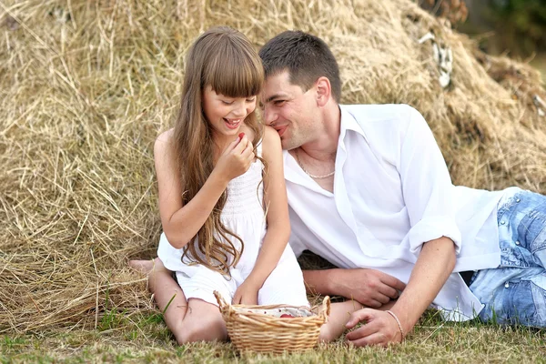 Porträt einer glücklichen Familie in sommerlicher Natur — Stockfoto