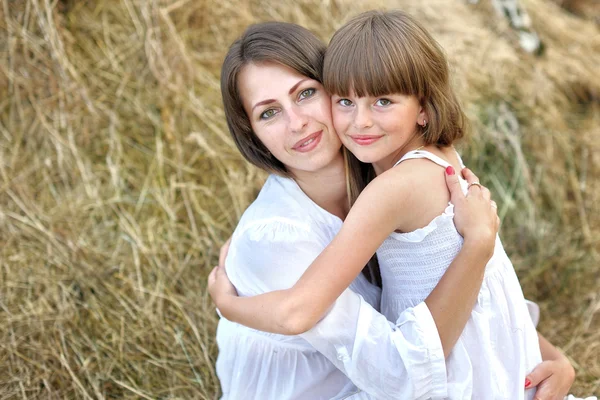 Portrait of mother and daughter in nature — Stock Photo, Image