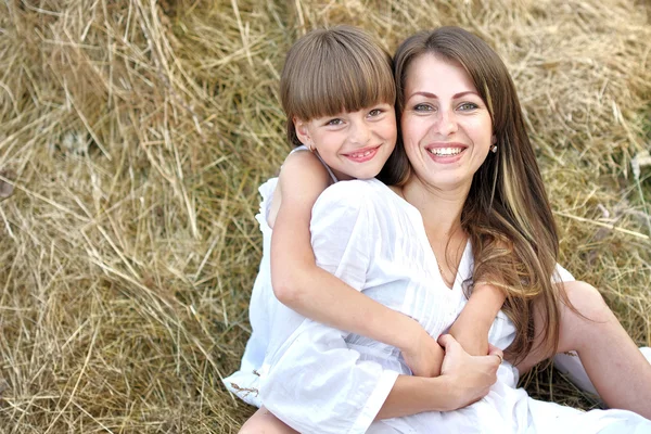 Portret van moeder en dochter in de natuur — Stockfoto