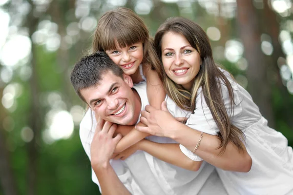 Portret van een gelukkige familie in de zomer natuur Rechtenvrije Stockfoto's