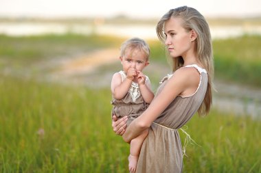 doğa yaz aylarında iki kız kardeş portresi